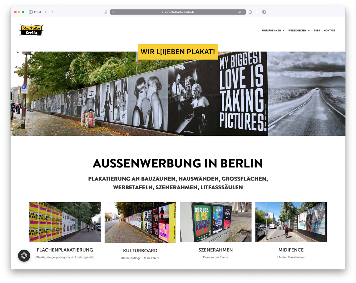 Referenz für das Webdesign der Homepage der Stadtkultur Berlin GmbH Website. Hero Image der großen Werbefläche des MegaFence Werbemediums in Berlin. Auf der riesigen Plakatwand von über 90 Meter sind Fotos des des 1920 in Berlin geborenen Fotografen. Die Plakatwände vor dem Kraftwerk Berlin sind schon alleine für sich ein Kunstwerk.